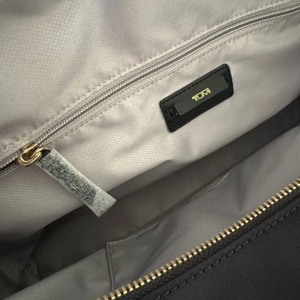 Tumi Voyageur Q Tote NWT - Picture 3 of 7